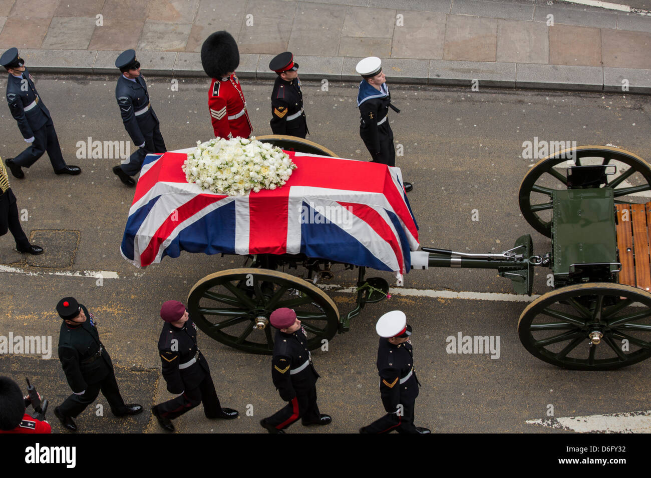 London, UK, 17. April 2013. Thatchers Sarg erfolgt durch Lafette zur Trauerfeier in der St. Pauls Cathedral. Bildnachweis: Sarah Peters/Alamy Live-Nachrichten Stockfoto