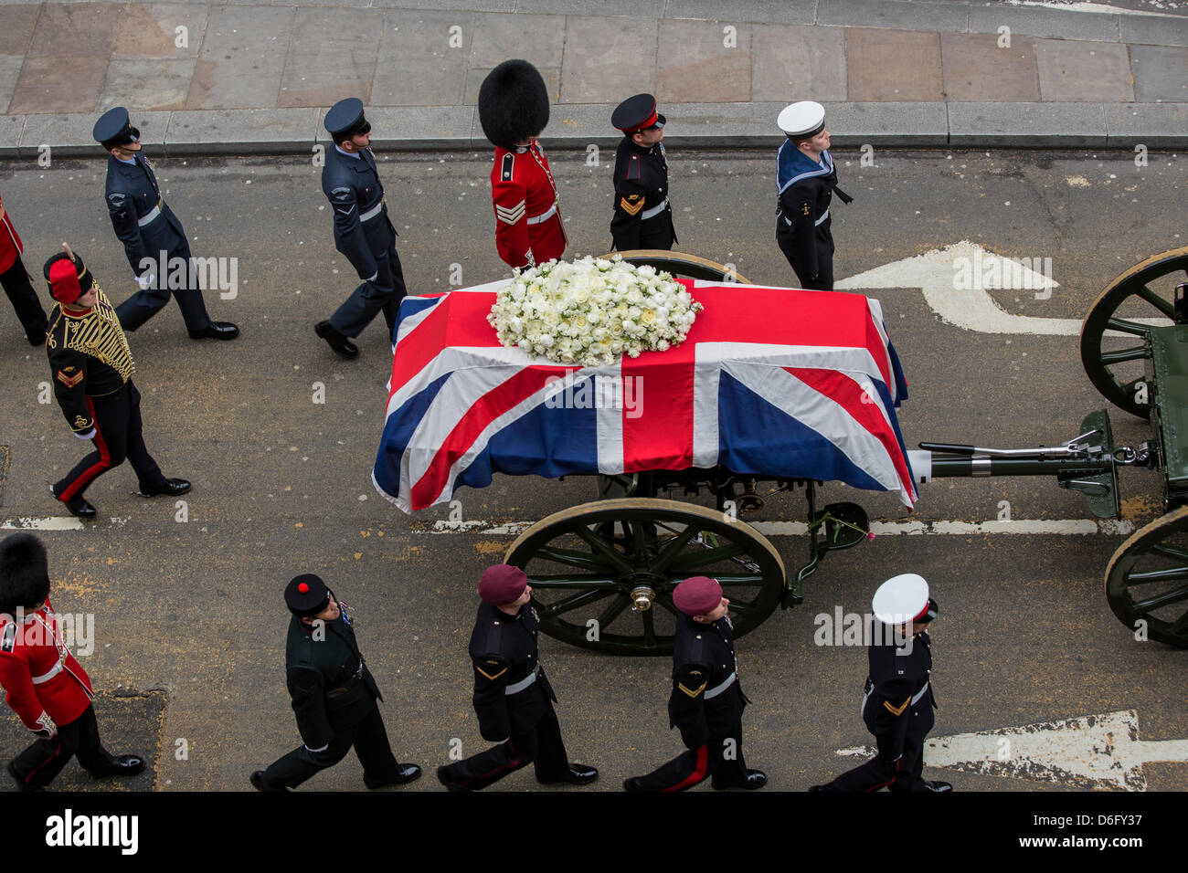 London, UK, 17. April 2013. Thatchers Sarg erfolgt durch Lafette zur Trauerfeier in der St. Pauls Cathedral. Bildnachweis: Sarah Peters/Alamy Live-Nachrichten Stockfoto