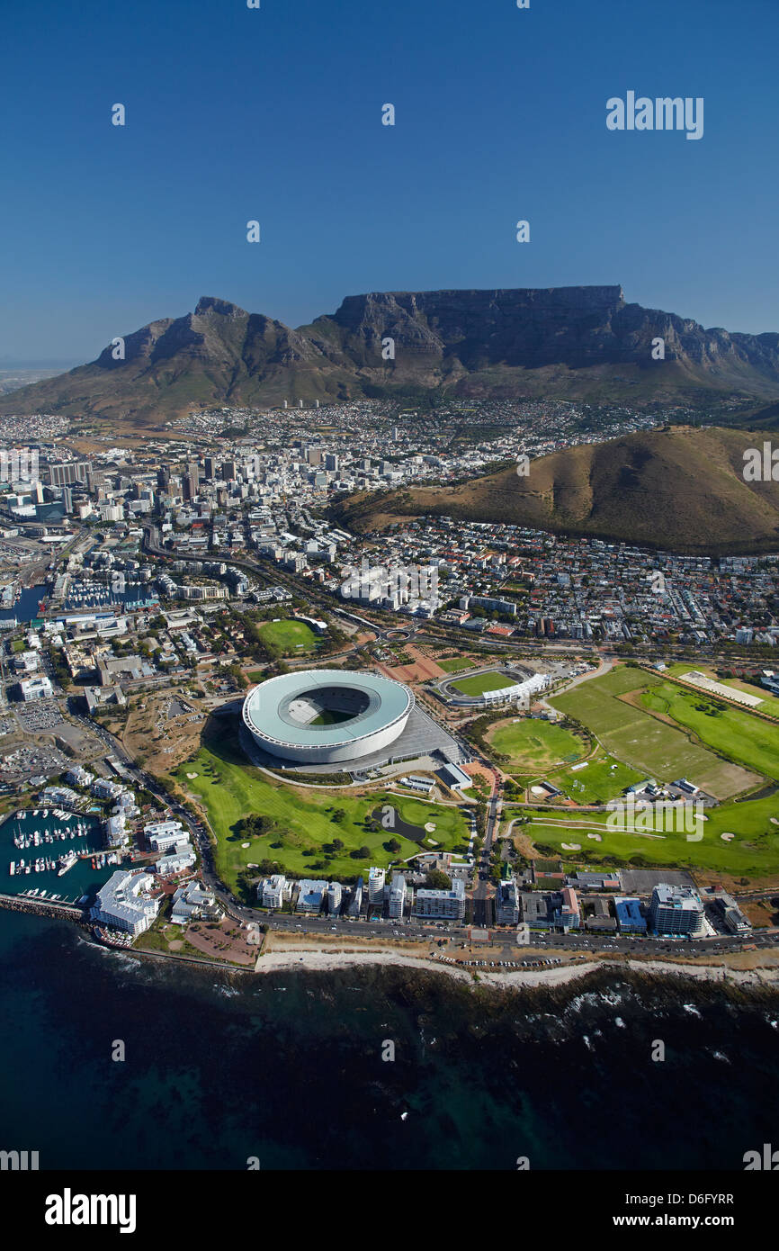 Cape Town Stadium, Metropolitan Golf Club und Tafelberg, Kapstadt, Südafrika - Antenne Stockfoto
