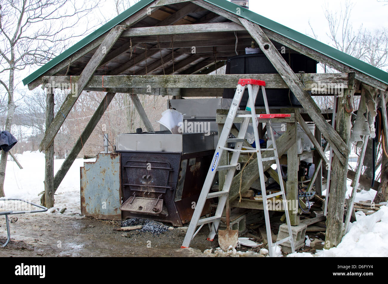 Ein Sugarhouse in Maine, wo Sap in Ahornsirup eingekocht ist. Stockfoto