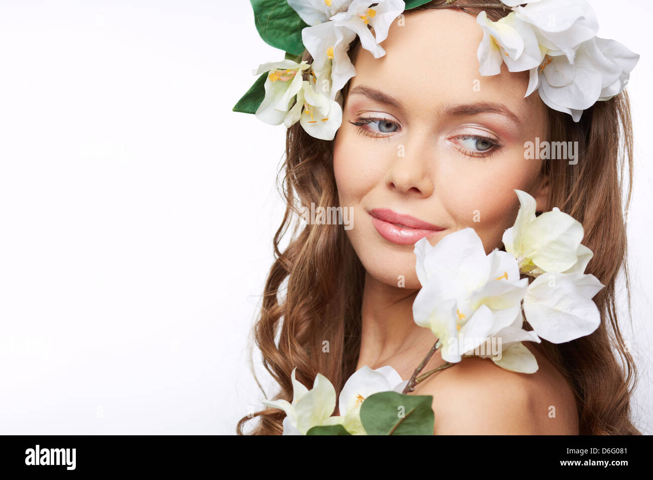 Bild von einem schönen Mädchen mit weißen Blumen geschmückt Stockfoto