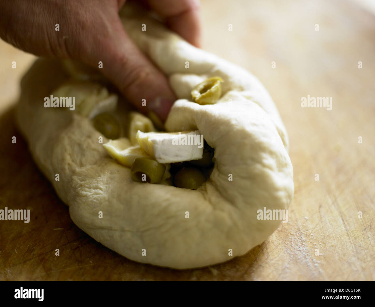 Brie und Oliven hinzugefügt italienisches Brot - Rezept / Schritt Schuss Stockfoto