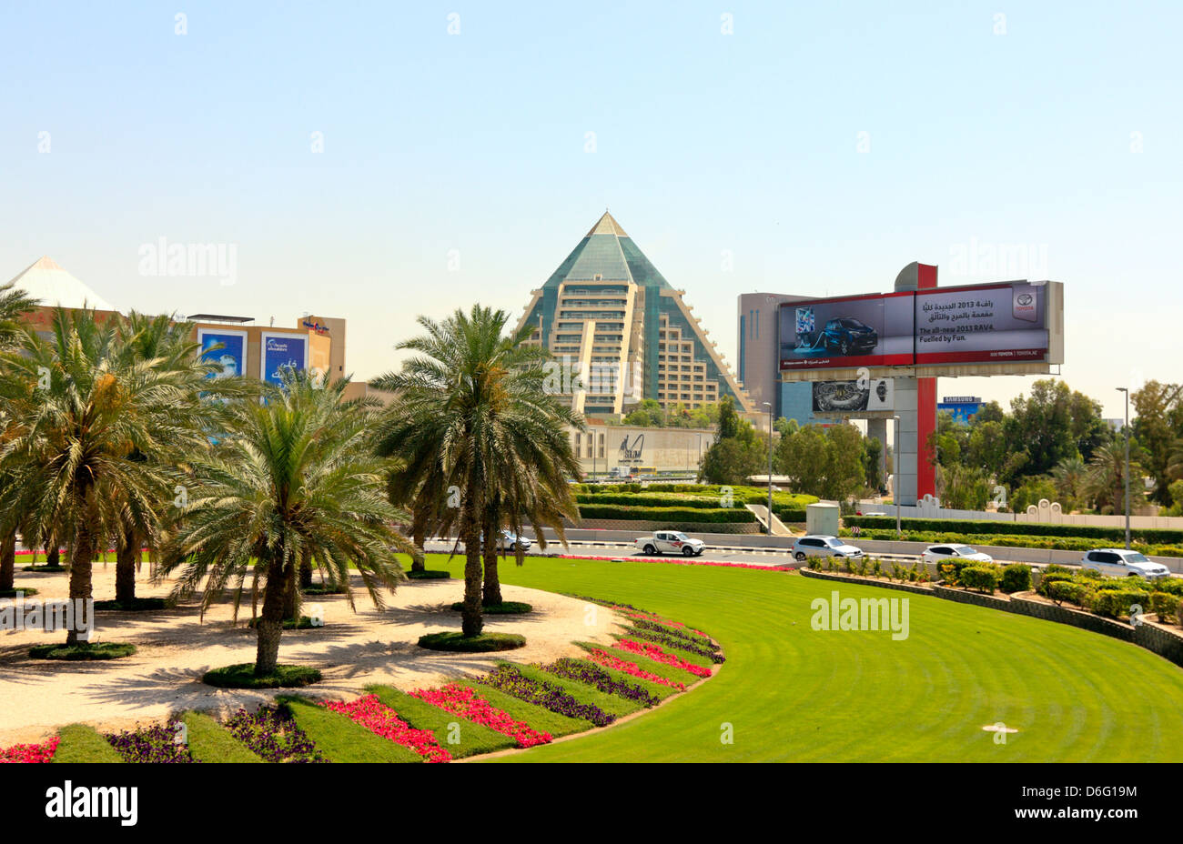 Garten und Park in der Nähe von Wafi Shopping Mall, Dubai, Vereinigte Arabische Emirate Stockfoto