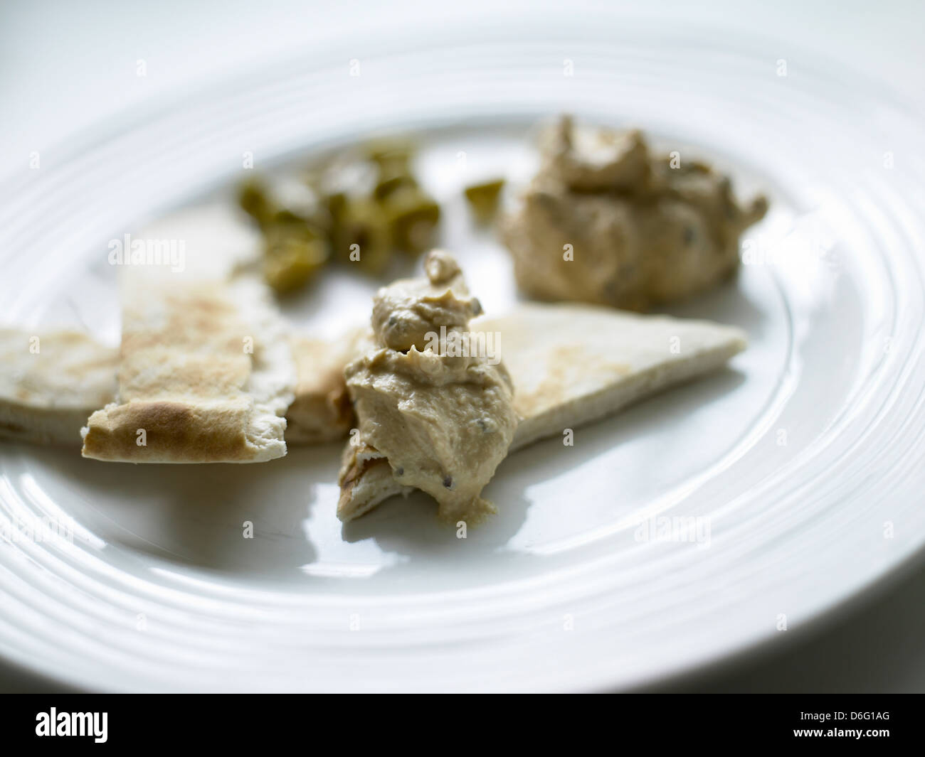 Humose mit Pitta-Brot, Oliven Stockfoto