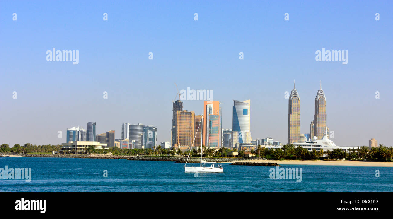 Küste und die Skyline mit Al Kazim Twin Towers, Dubai, Vereinigte Arabische Emirate Stockfoto