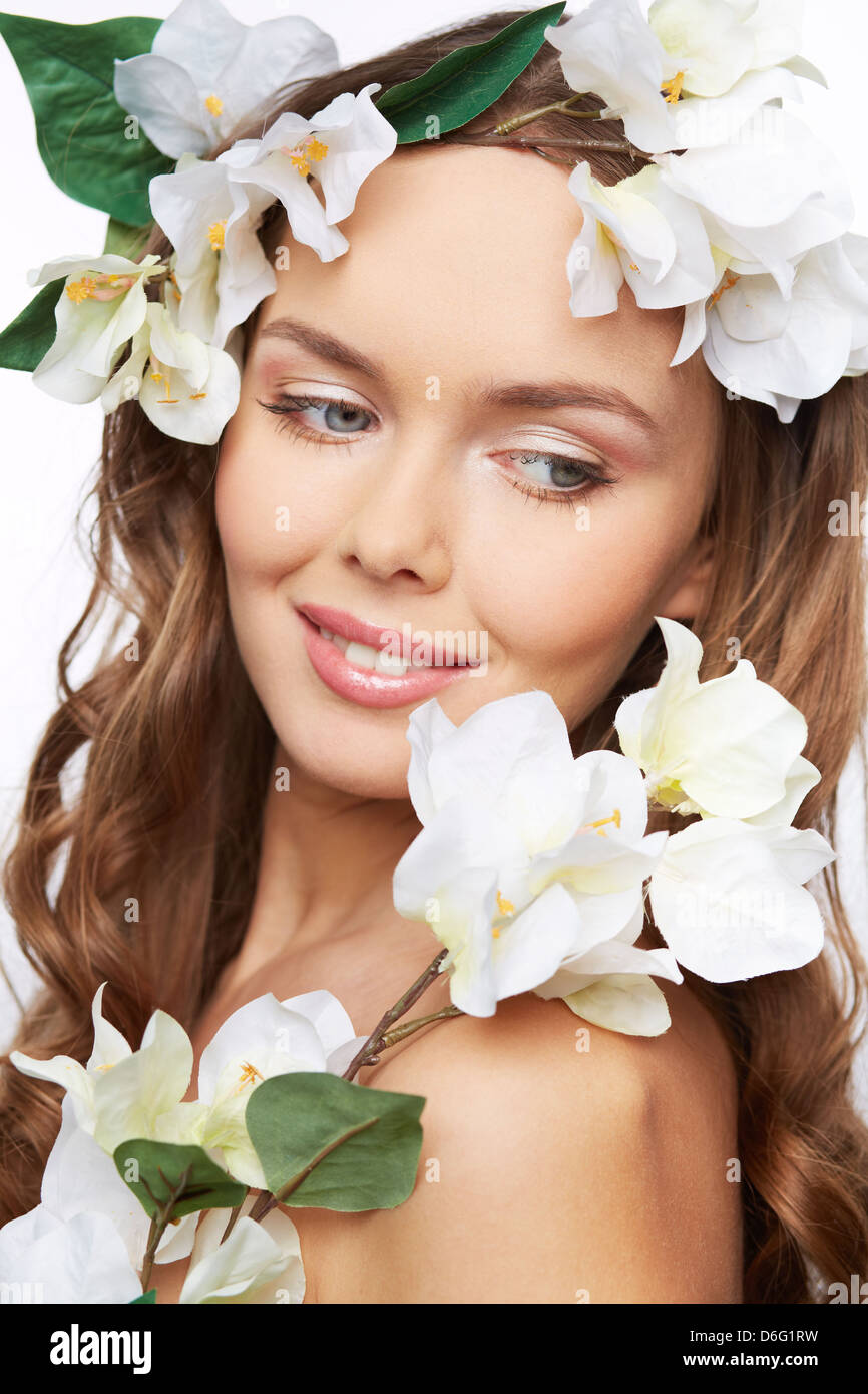 Vertikale Porträt eines schönen Mädchens mit weißen Blumen geschmückt Stockfoto