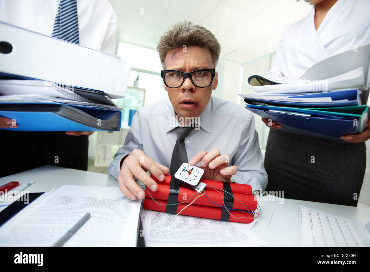 Ernst Buchhalter mit Dynamit, umgeben von großen Haufen von Papieren Stockfoto