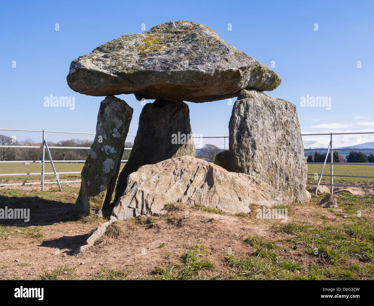 Bodowyr Begräbnis Kammer eine neolithische antike Denkmal mit Deckstein. Llangaffo, Isle of Anglesey, North Wales, UK, Großbritannien Stockfoto