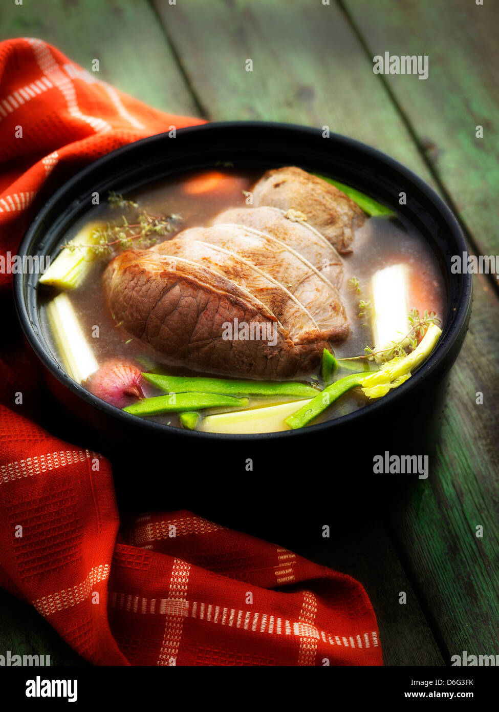 Joint of beef cooking -Fotos und -Bildmaterial in hoher Auflösung – Alamy