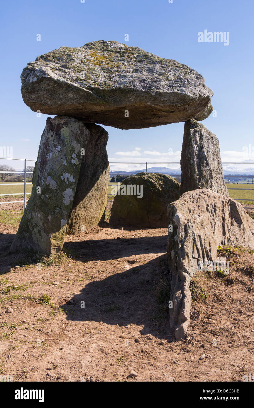 Bodowyr Grabkammer oder Cromlech eine Neolithische antiken Monument mit capstone auf Isle of Anglesey, North Wales, UK, Großbritannien Stockfoto