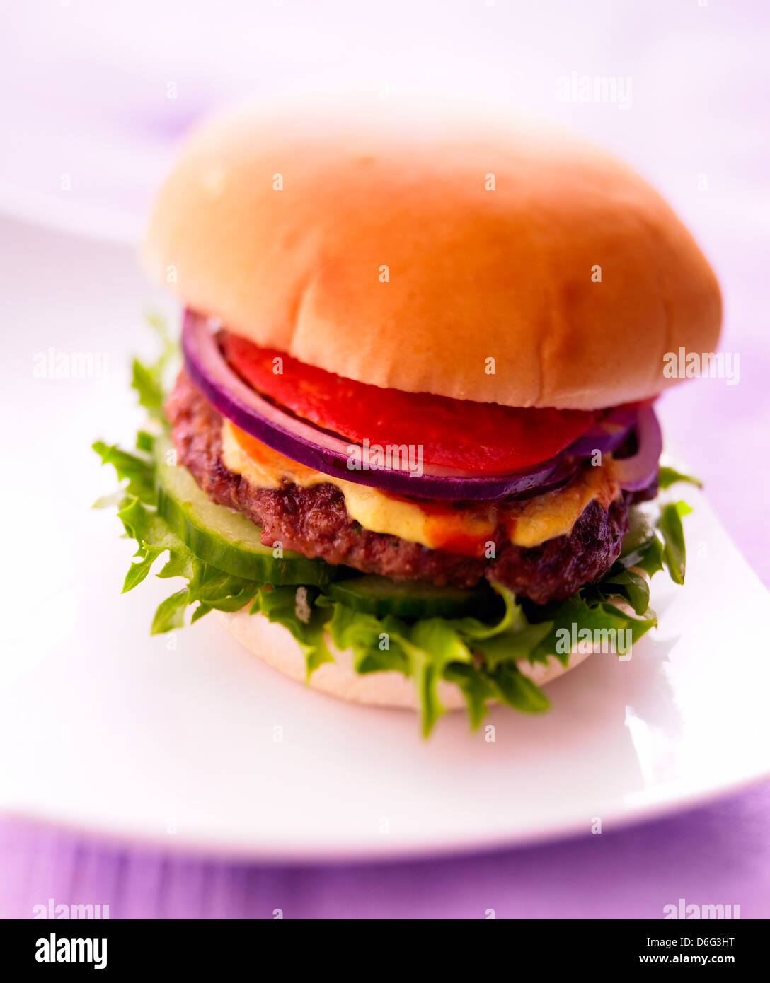 Burger, Salat, lustvoll Stockfoto