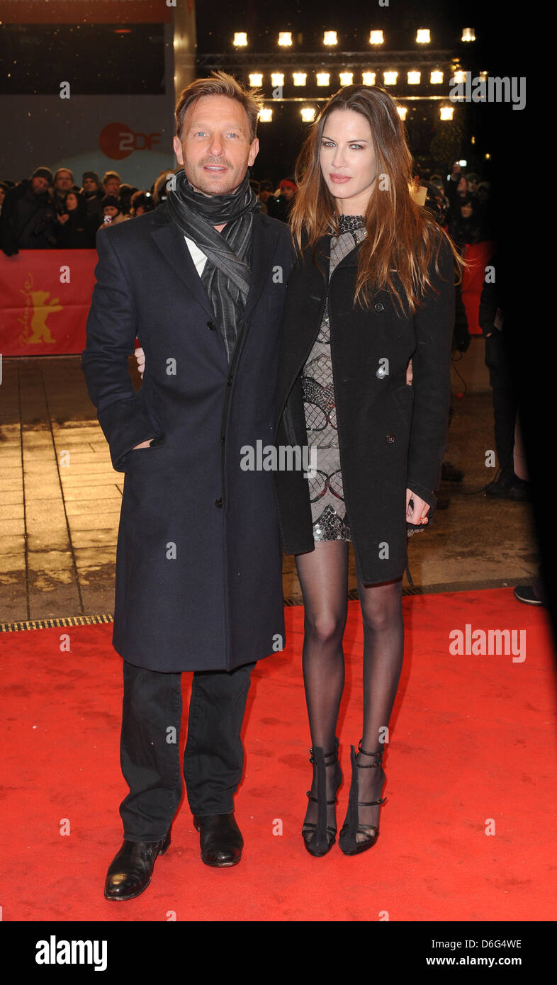 Deutsche Schauspieler Thomas Kretschmann und sein Partner Bretagne Rice für die Premiere des Films "Leb wohl, meine Königin kommen" ("Les Adieux À la Reine") während der 62. Internationalen Filmfestspiele Berlin, in Berlin, Deutschland, 9. Februar 2012. Der Film wurde als Eröffnungsfilm der Berlinale ausgewählt und gehört zu den wichtigsten Wettbewerb. Das 62. Berlinale findet von 09 bis 19 Phaebrua Stockfoto