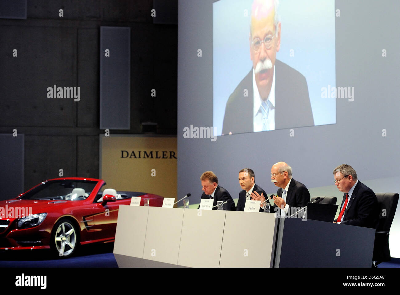 Dieter Zetsche ('-R), CEO der Automobilindustrie Weltkonzern Daimler AG spricht auf einer Pressekonferenz Bilanz neben Vorstandsmitglied der Daimler AG Vorstand, verantwortlich für Daimler Trucks, Andreas Renschler (L), Finanzvorstand Bodo Uebber (2 L) und Sprecher des Unternehmens, Joerg Howe (R) in Stuttgart, Deutschland, 9. Februar 2012. Dank rekordverdächtigen Vertrieb, Daimler Stockfoto