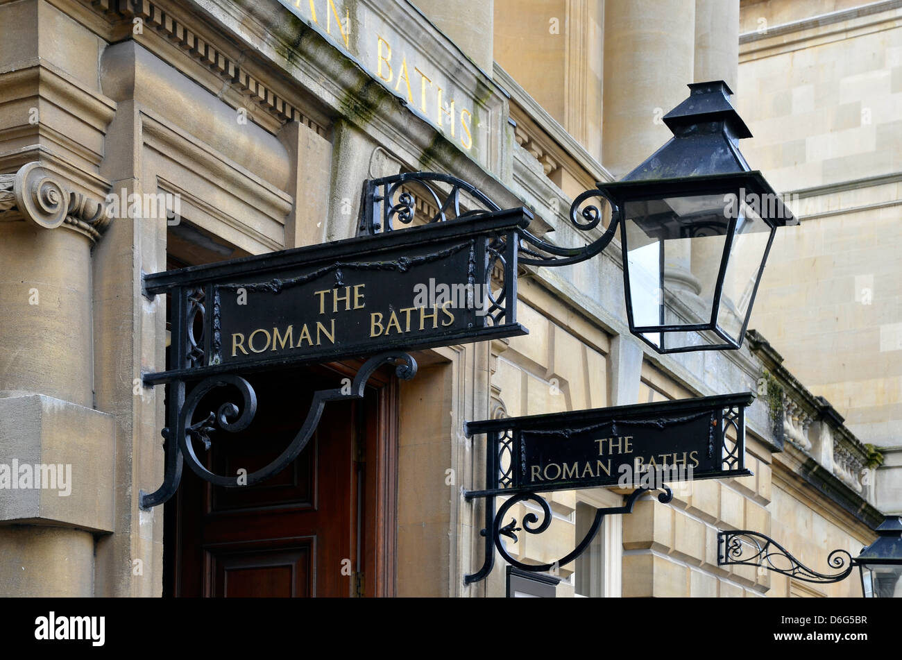 Zeichen vor dem Eingang, die römischen Bäder in Bath, Somerset. Antik Design im Einklang mit georgischen Gebäude Stockfoto