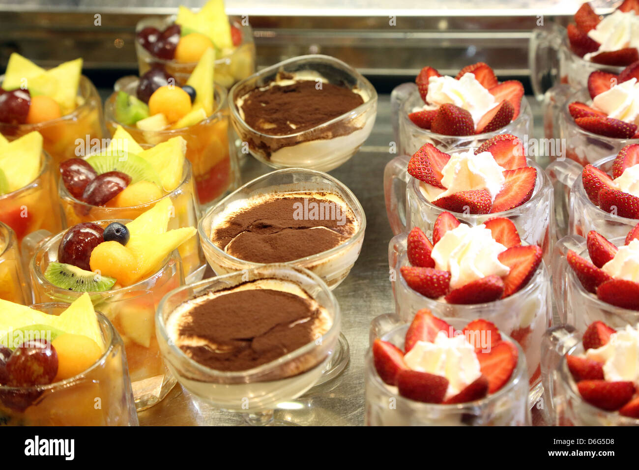 Desserts auf dem Display in einem Café in Italien Stockfoto