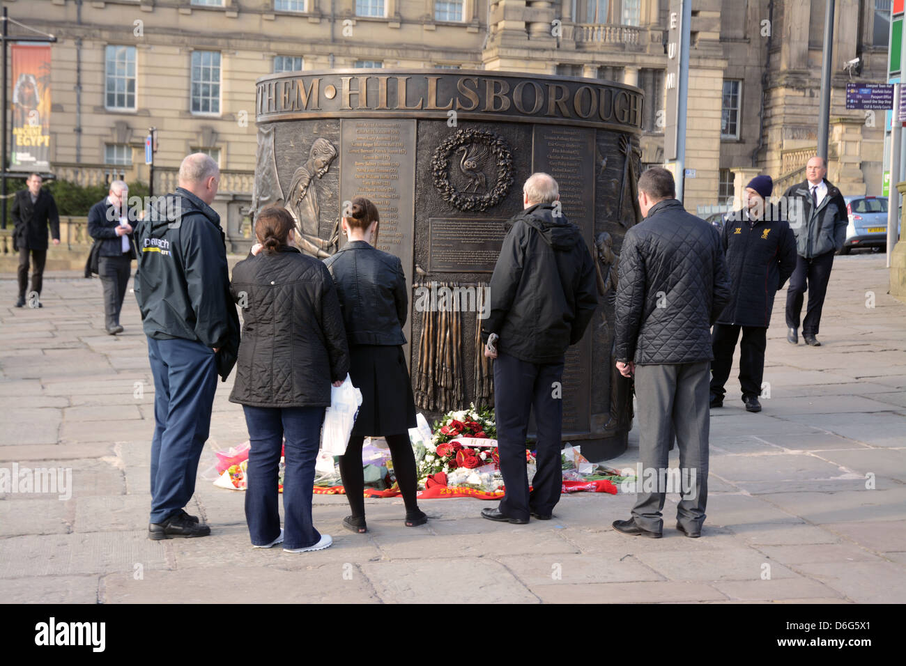 Trauernden am Hillsborough Memorial Skulptur im alten Haymarket, Liverpool Stockfoto