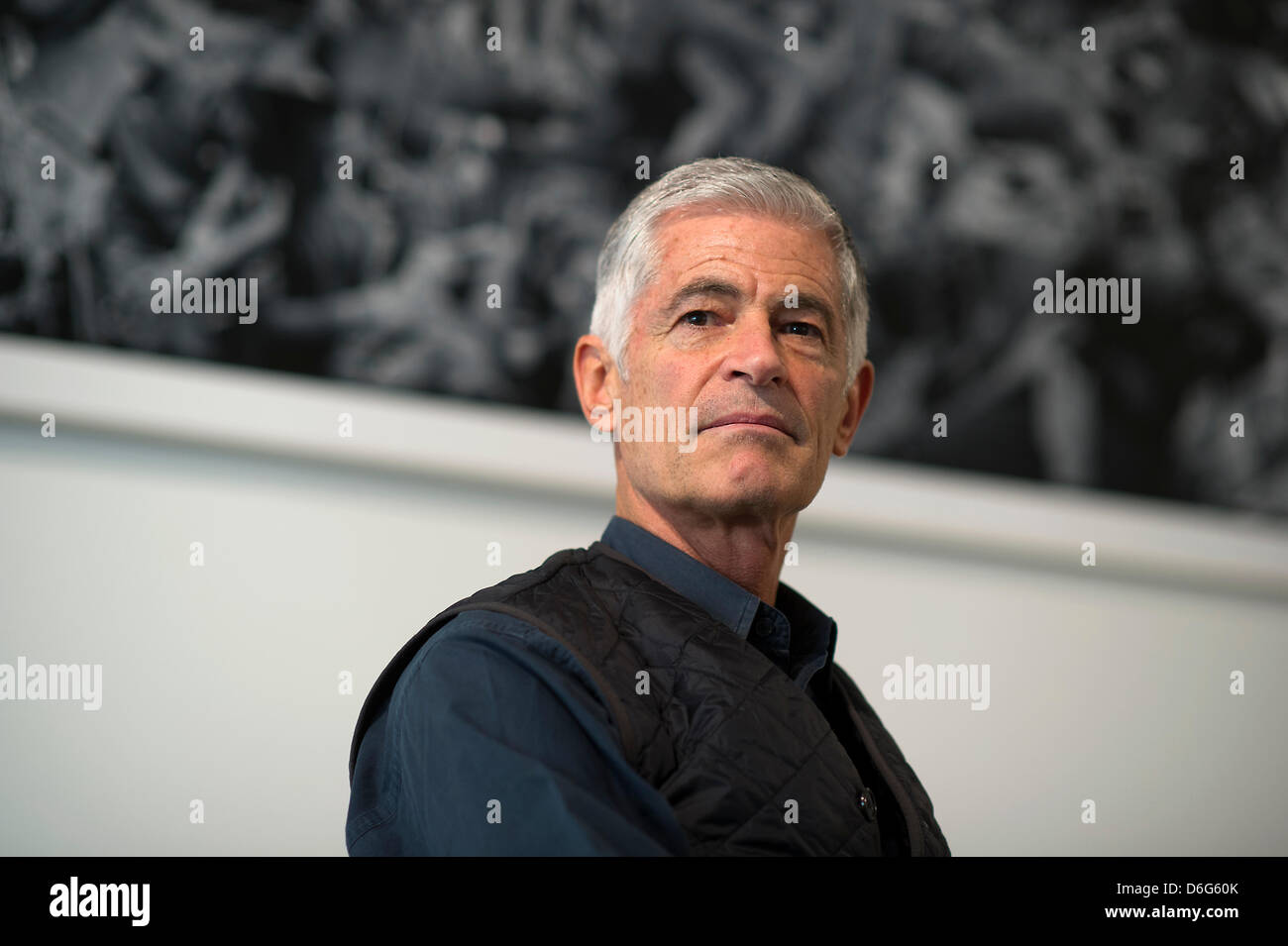 James Nachtwey, US-amerikanischer Dokumentarfotograf, Krieg-Korrespondent und Foto-Journalist, steht vor seiner elf Meter langen Fries "The Sacrifice" bestehend aus Fotografien von verwundeten US-Soldaten während und nach ihrer Behandlung in verschiedenen Feldlazaretten im Irak im Jahr 2006 in Dresden, Deutschland, 10. Februar 2012. Es ist Teil der ersten Sonderausstellung "Krieg" ("Krieg") an der M Stockfoto