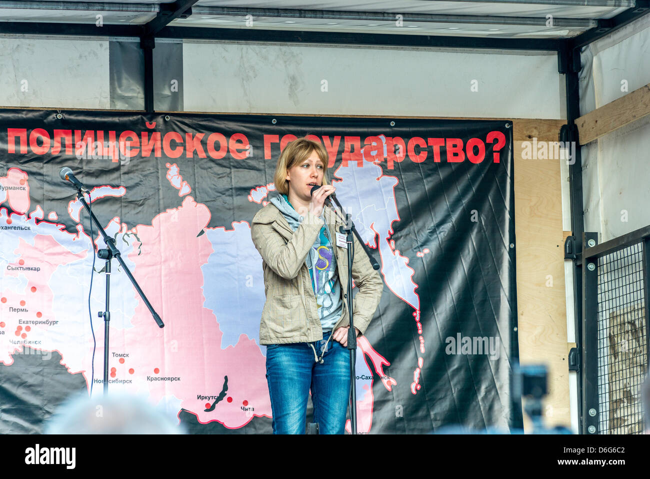 Moskau, Russland. 17. April 2013 Unterstützer von Alexei Nawalny, russischer Jurist und politischer und finanzieller Aktivist und andere politische Gefangene versammelt sich in Moskau auf Novopuskinsky Platz zum protest gegen politisch engagierten Prozess gegen Alexei Navalny. Bildnachweis: Alexander Stzhalkouski/Alamy Live-Nachrichten Stockfoto