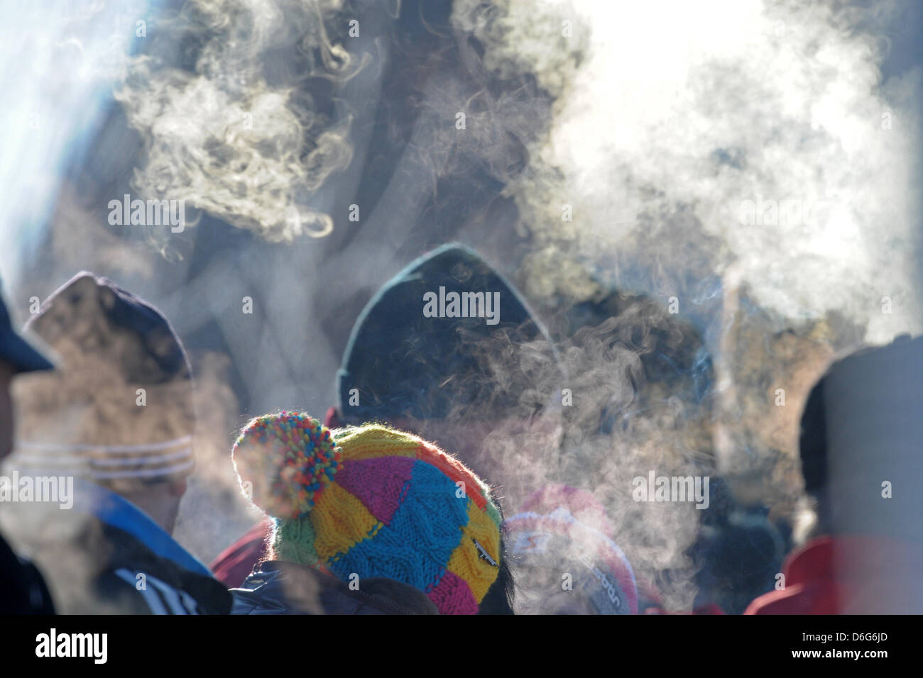Die Zuschauer "Dampf" im minus 16 Grad Temperaturen während der Herren, einzelne Finale der Rodel WM in Altenberg, Deutschland, 11. Februar 2012. Foto: Matthias Hiekel Stockfoto