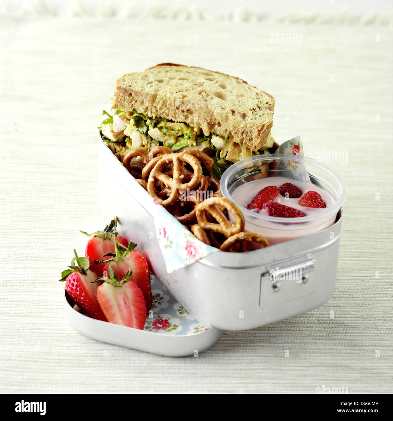 Krönung und Brunnenkresse Sandwich in ein Lunchpaket Stockfoto