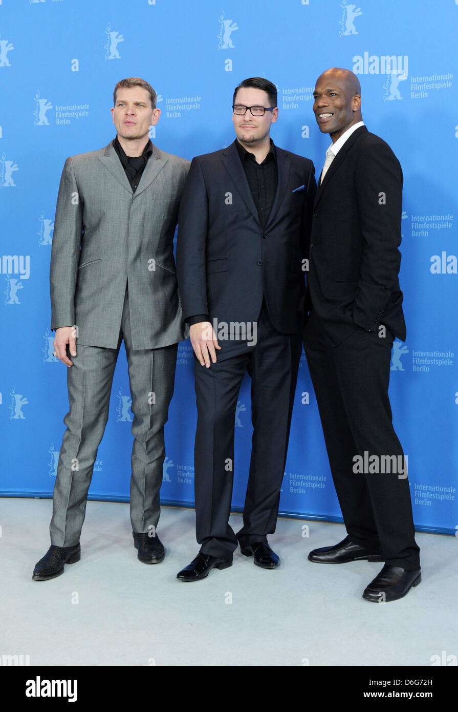 Deutscher Schauspieler Götz Otto (L-R), finnischer Regisseur Timo Vuorensola und US-Schauspieler Christopher Kirby stellen beim Photocall zum Film "Iron Sky" während der 62. Internationalen Filmfestspiele Berlin, in Berlin, Deutschland, 11. Februar 2012. Der Film ist in der Sektion Panorama Special auf der 62. Berlinale präsentiert vom 09. bis 19. Februar ausgeführt. Foto: Angelika Warmuth Dpa +++(c) dpa Stockfoto