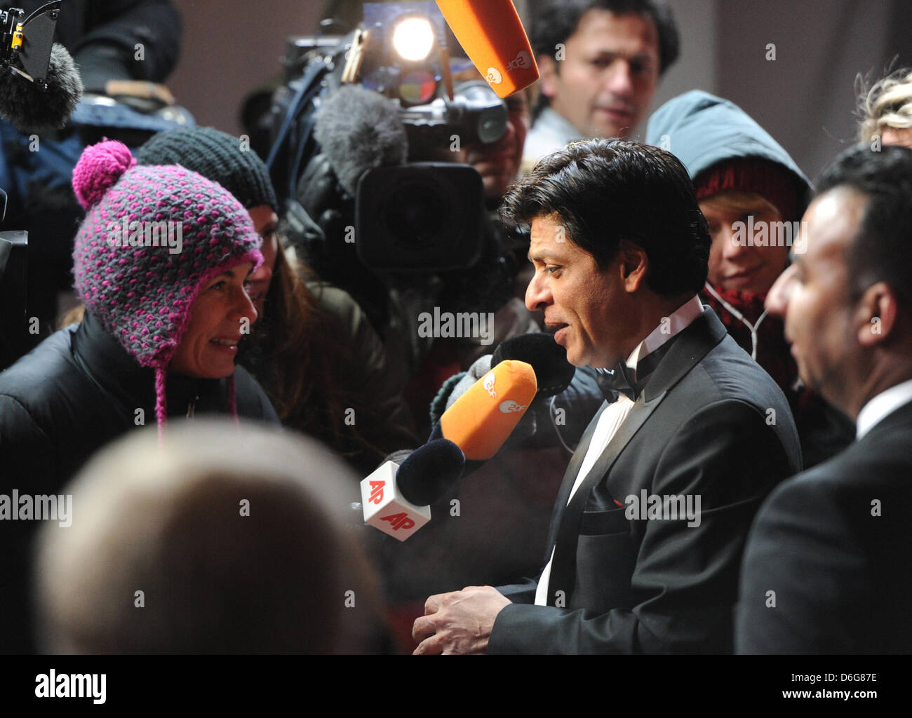 Bollywood-star Shah Rukh Khan kommt für die Premiere des Films "Don - The King Is Back" während der 62. Internationalen Filmfestspiele Berlin, in Berlin, Deutschland, 11. Februar 2012. Der Film ist in der Sektion Berlinale Special auf der 62. Berlinale präsentiert vom 09. bis 19. Februar ausgeführt. Foto: Angelika Warmuth Stockfoto