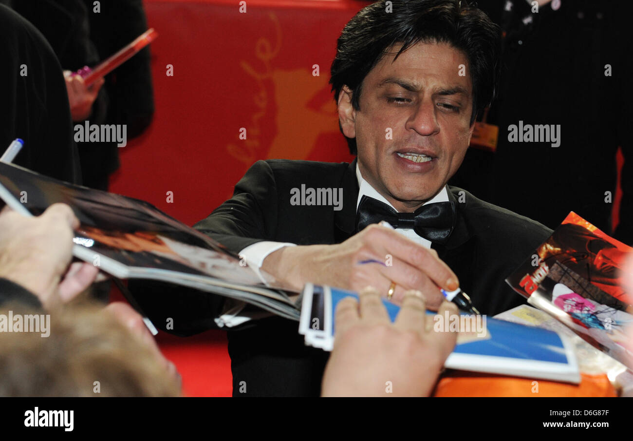 Bollywood-star Shah Rukh Khan kommt für die Premiere des Films "Don - The King Is Back" während der 62. Internationalen Filmfestspiele Berlin, in Berlin, Deutschland, 11. Februar 2012. Der Film ist in der Sektion Berlinale Special auf der 62. Berlinale präsentiert vom 09. bis 19. Februar ausgeführt. Foto: Angelika Warmuth Stockfoto