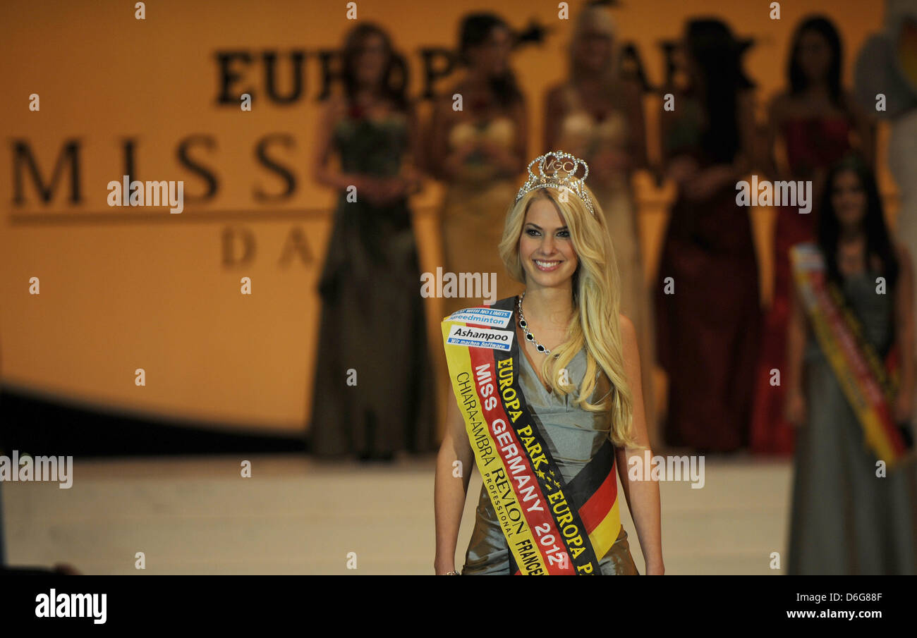 Isabel Guelck von Horst feiert ihren Sieg in der 2012 "Miss Germany" Wettbewerb bei den Europapark in Rust, Deutschland, 11. Februar 2012. Sie traten gegen 22 Frauen in der letzten Runde. 6.530 Frauen angewendet für den Wettbewerb. Foto: Patrick Seeger Stockfoto