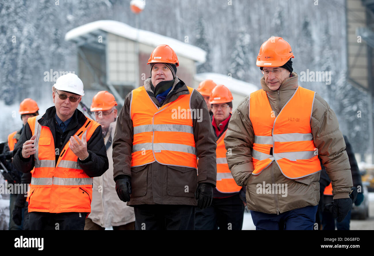 Bavarian Premier Horst Seehofer (C) besucht das Kraftwerk Linth-Limmern und der Baustelle "Linthal 2015" in Linthal, Schweiz, 12. Februar 2012. Seehofer ist der ersten bayerischen Ministerpräsidenten in der Schweiz. Während seiner zwei-Tages-Besuch trifft er Schweizer Bundespräsidentin Eveline Widmer-Schlumpf. Der Besuch unterstreicht die jahrzehntelange Partnerschaft des Nachbarn Stockfoto