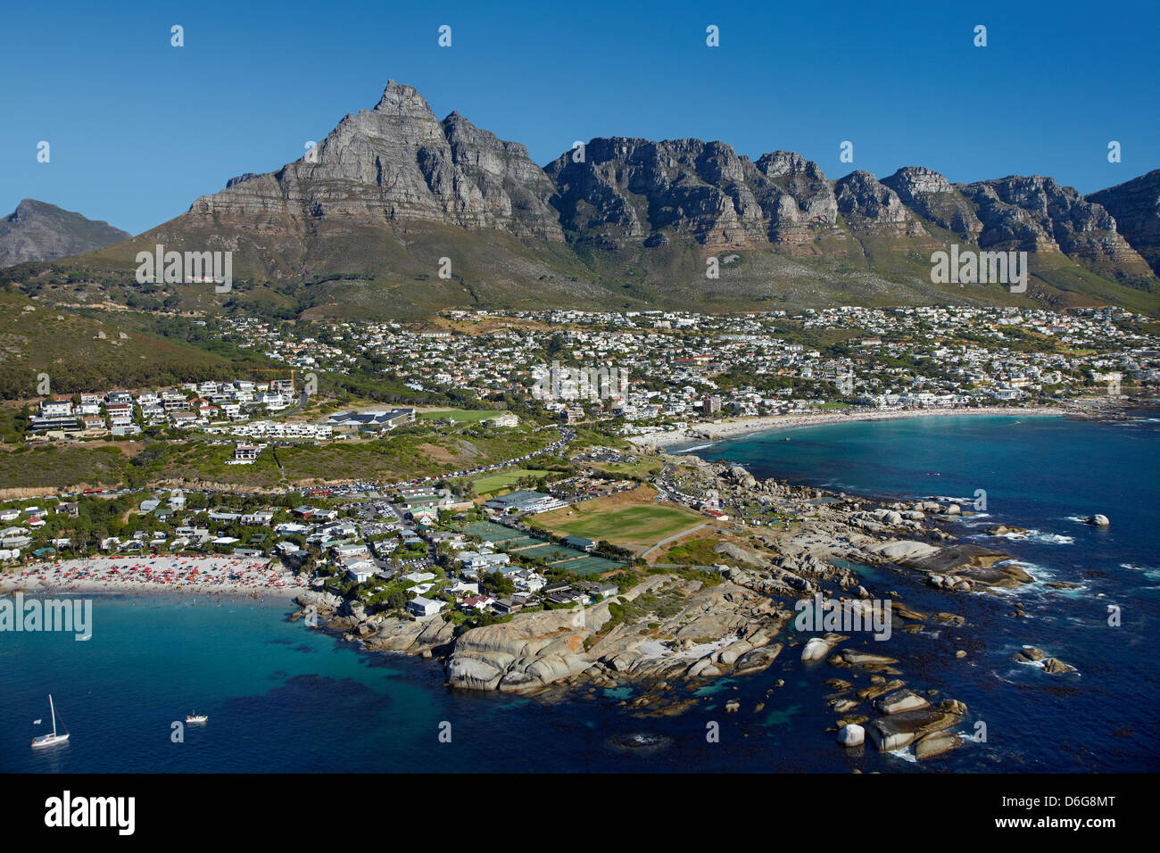 Clifton Beach (links) und Camps Bay (rechts), Table Mountain, und die zwölf Apostel, Kapstadt, Südafrika - Antenne Stockfoto