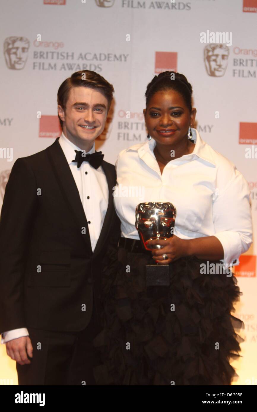 Schauspieler Daniel Radcliffe und Octavia Spencer stellen in des Gewinners-Foto-Room bei den British Academy Film Awards am Royal Opera House in London, Großbritannien, am 12. Februar 2012. Foto: Hubert Boesl Stockfoto