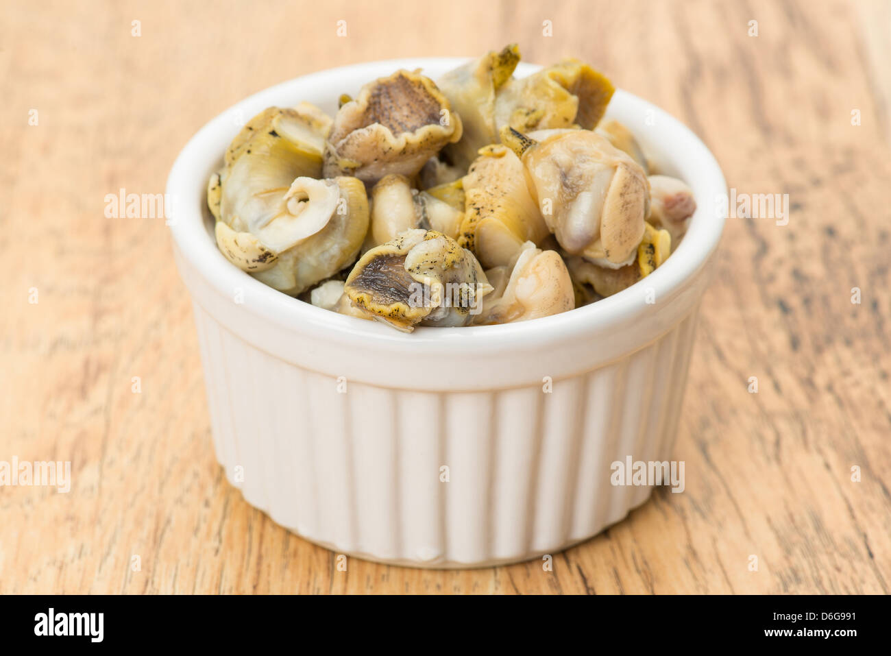 Eine Portion frische Wellhornschnecken, die bereit sind zu essen. Stockfoto