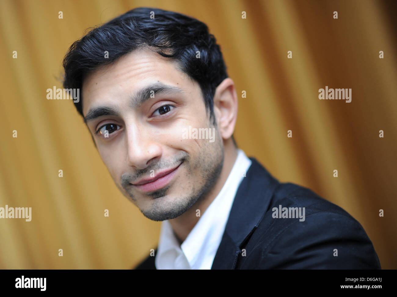 Schauspieler Riz Ahmed aus dem Vereinigten Königreich stellt bei einem Fototermin für die Shootingstars 2012 während der 62. Internationalen Filmfestspiele Berlin, in Berlin, Deutschland, 13. Februar 2012. Die 62. Berlinale findet von 09 bis 19 Februar Foto: Angelika Warmuth Stockfoto