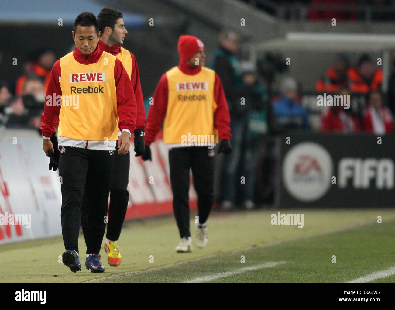 Kölner Jong Tae-Se (L) erwärmt sich während der deutschen Fußball-Bundesliga-Fußball Spiel 1. FC Köln gegen Hamburger SV im RheinEnergieStadion in Köln, Deutschland, 12. Februar 2012. Köln verlor mit 0:1. Foto: Rolf Vennenbernd Stockfoto