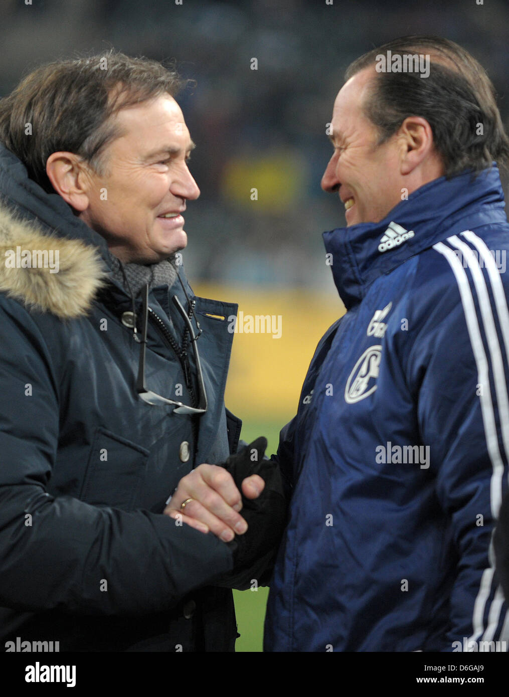 Schalke Trainer Huub Stevens (R) schüttelt Hände mit Fußball-Trainer Ewald Lienen vor dem deutschen Fußball-Bundesliga-Fußball-Spiel Borussia Moenchengladbach Vs FC Schalke 04 im Borussia-Park in Mönchengladbach, 11. Februar 2012. Gladbach gewann 3:0. Foto: Federico Gambarini Stockfoto