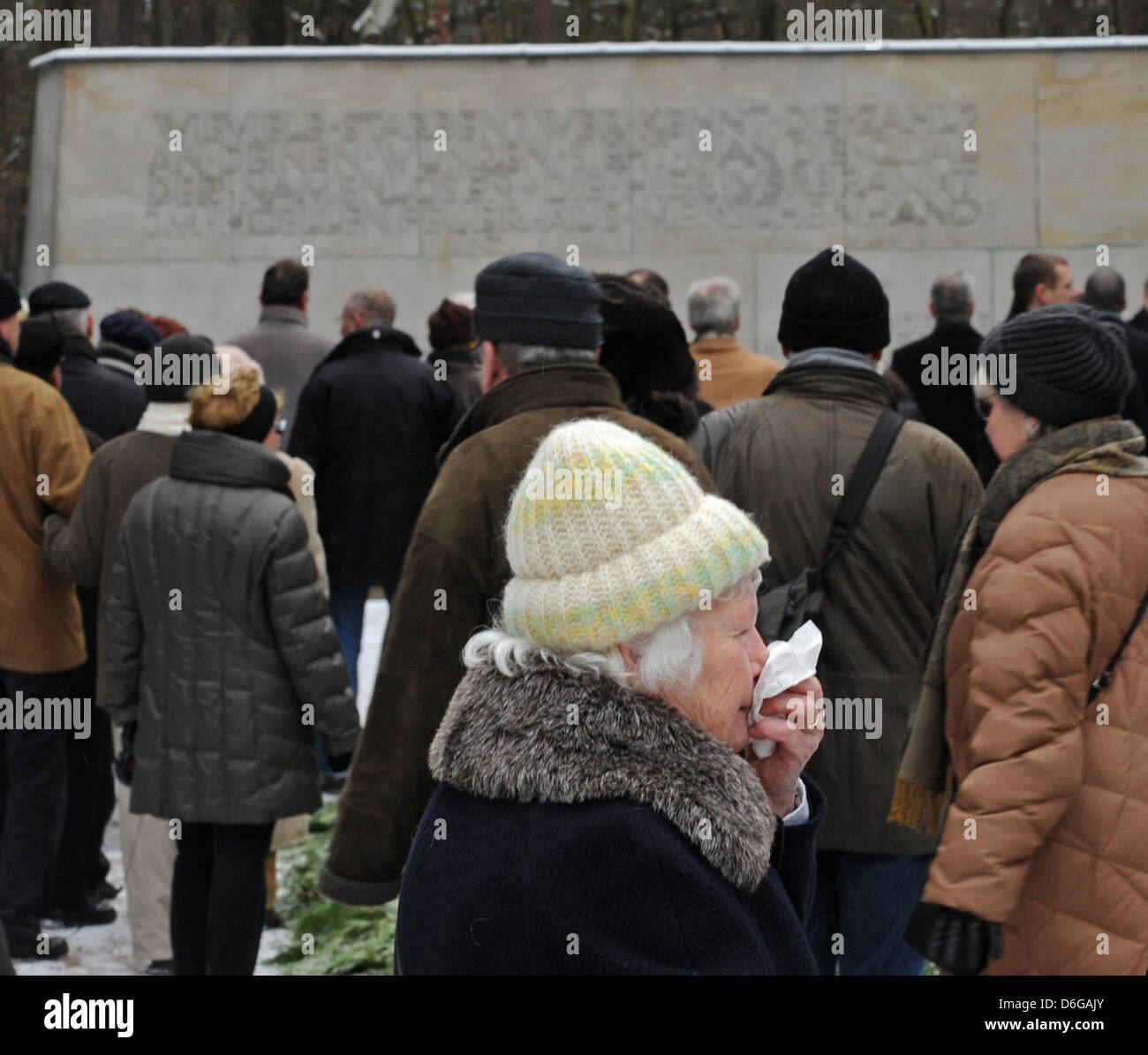 Dresden-Bewohner und Gäste legte weiße Rosen auf der Heide-Friedhof in Dresden, Deutschland, 13. Februar 2012. Am 13. Februar Gedenken Bürger Dresdens deutsche Opfer des zweiten Weltkrieges, die während der Luftangriffe gestorben. Foto: Matthias Hiekel Stockfoto