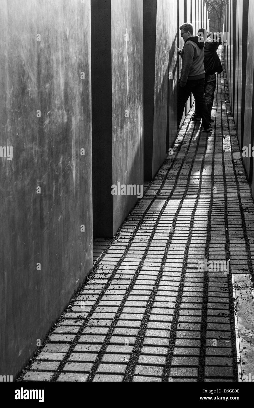 Touristen auf das Holocaust-Mahnmal in Berlin Deutschland Stockfoto