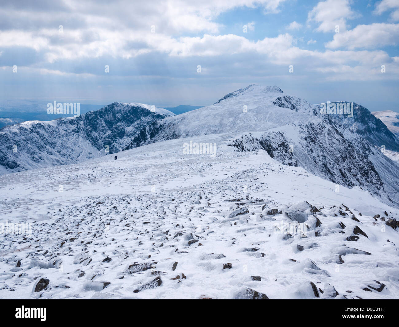 Blick auf Craig Cau und Penygadair, den Gipfel des Cadair Idris von Mynydd Moel unter winterlichen Bedingungen. Cadair Idris, Snowdonia. Stockfoto