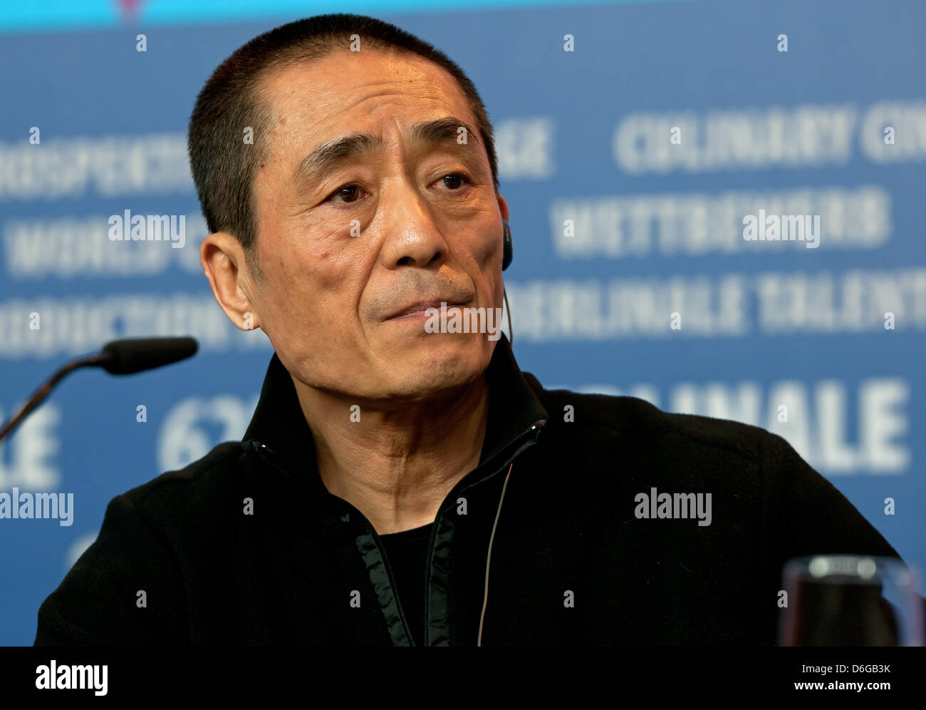 Regisseur Zhang Yimou besucht eine Pressekonferenz für den Film "Die Blumen des Krieges" (Jin Ling Shi San Chai) während der 62. Internationalen Filmfestspiele Berlin, in Berlin, Deutschland, 13. Februar 2012. Der Film wird im Wettbewerb der 62. Berlinale präsentiert vom 09. bis 19. Februar ausgeführt. Foto: Tim Brakemeier dpa Stockfoto