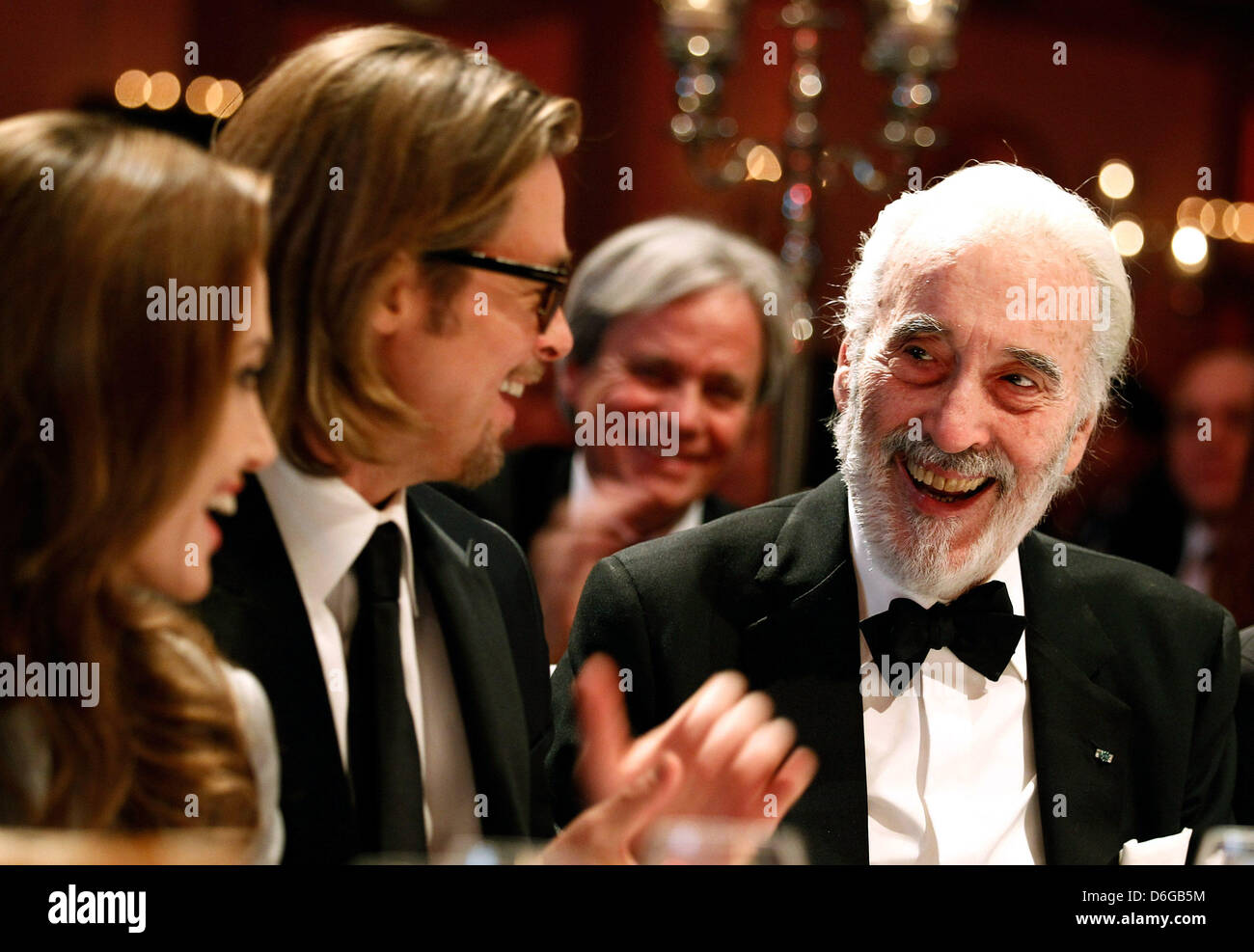 US-Schauspieler Angelina Jolie (L-R) und Brad Pitt und britische Schauspieler Sir Christopher Lee besuchen das Charity-Event Cinema for Peace im Rahmen der 62. Berlinale in Berlin, Deutschland, 13. Februar 2012. Cinema for Peace seit eine weltweite Initiative 2002 Förderung der Menschheit durch den Film während einladenden Mitglieder der internationalen Film-Gemeinschaft an der jährlichen Kino-fo Stockfoto