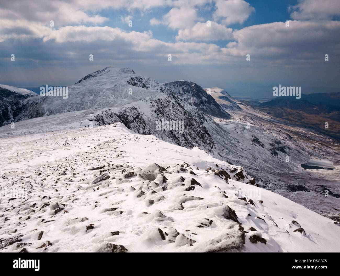 Blick auf Penygadair, den Gipfel des Cadair Idris von Mynydd Moel unter winterlichen Bedingungen. Cadair Idris, Snowdonia. Stockfoto