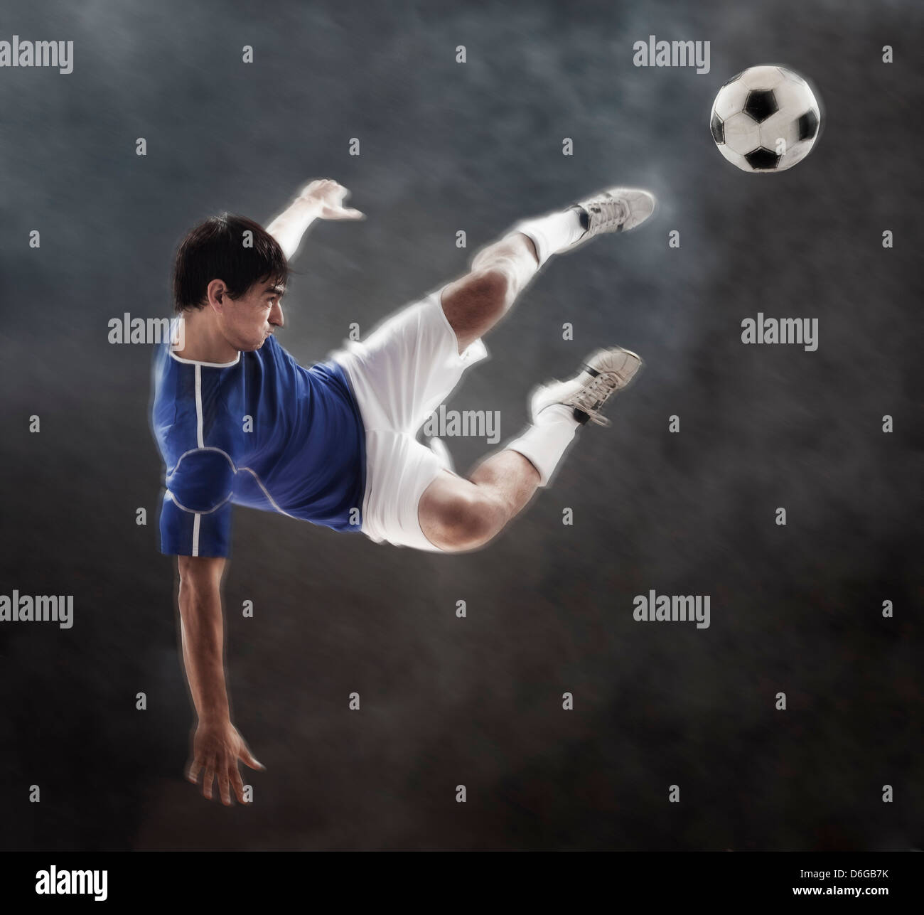 Spanischer Fußballspieler treten Ball in der Luft Stockfoto