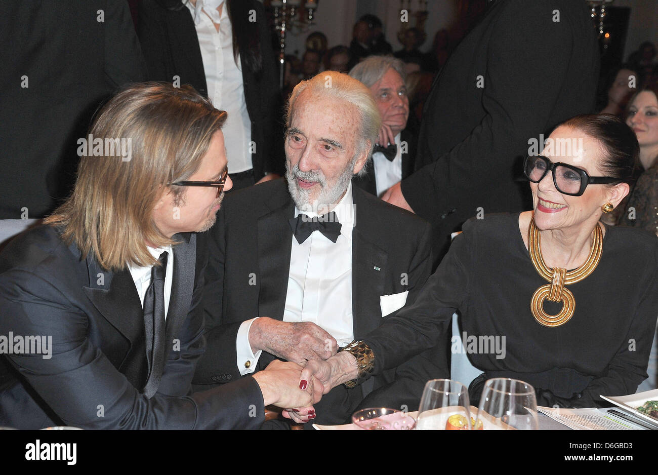 US-Schauspieler Brad Pitt (L-R), britischer Schauspieler Sir Christopher Lee und seiner Frau Gitte besuchen das Charity-Event Cinema for Peace im Rahmen der 62. Berlinale in Berlin, Deutschland, 13. Februar 2012. Cinema for Peace seit eine weltweite Initiative 2002 Förderung der Menschheit durch den Film während einladenden Mitglieder der internationalen Film-Gemeinschaft an der jährlichen Kino für P Stockfoto