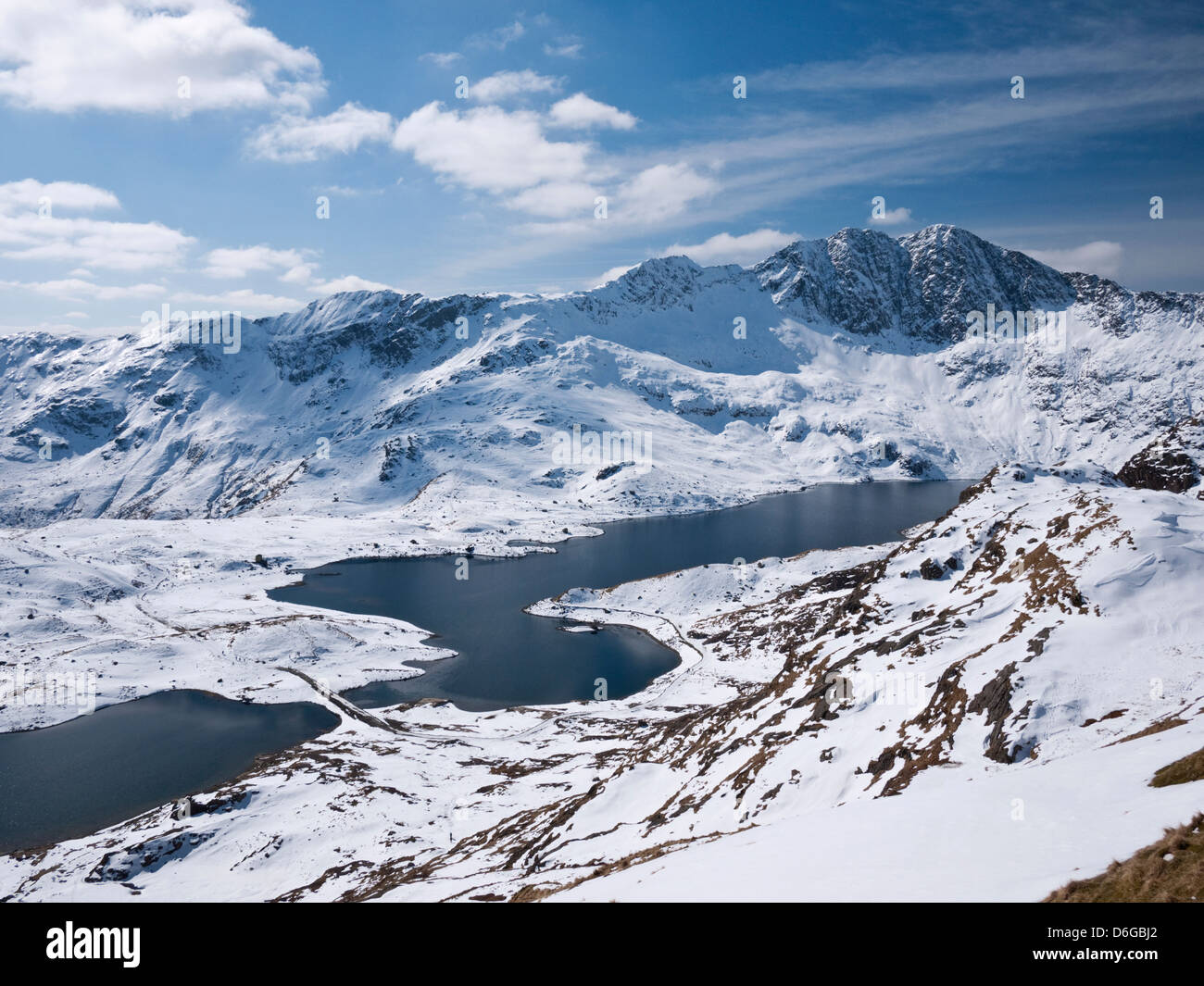 Snowdon unter winterlichen Bedingungen - ein Blick über Llyn Llydaw, Y Lliwedd von Pyg Spur Stockfoto