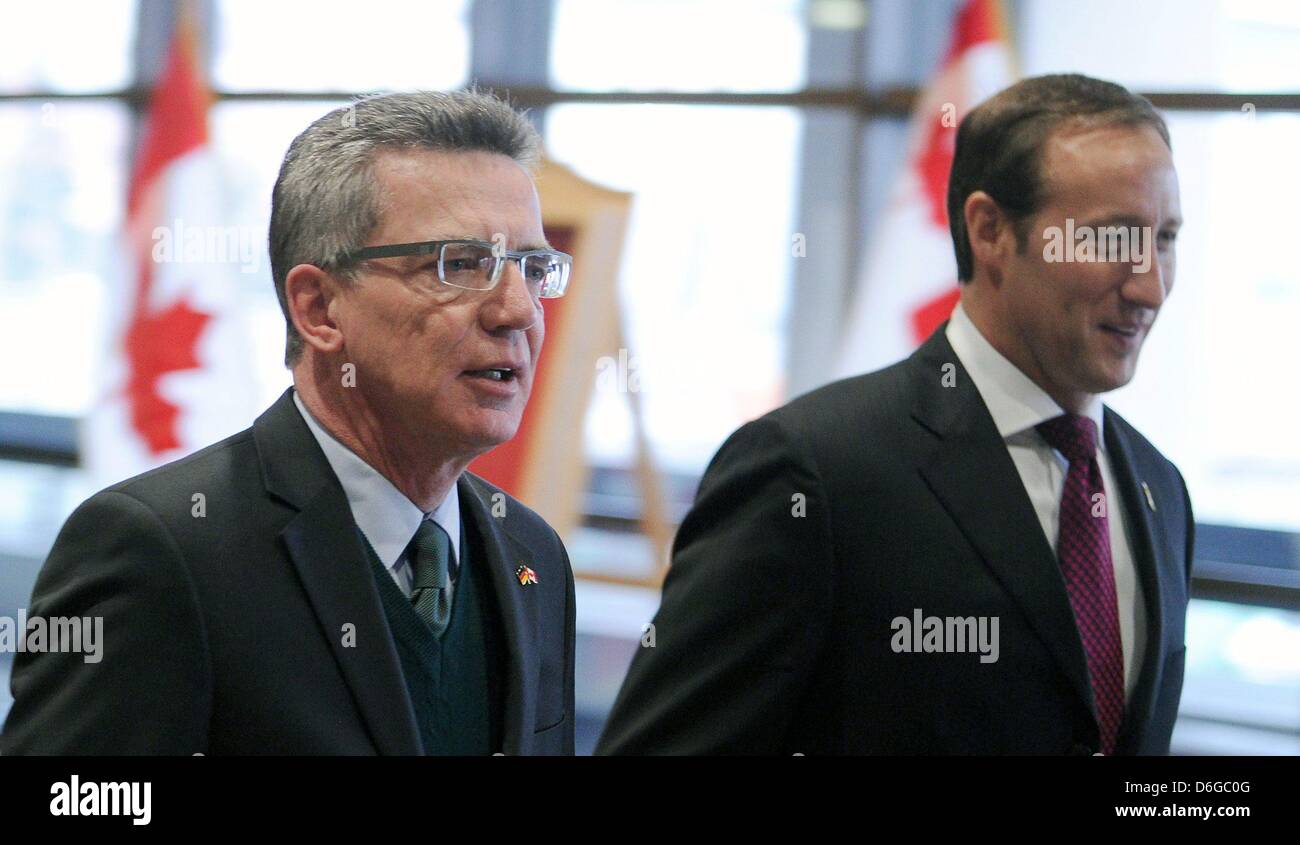 Deutsche Verteidigungsminister Thomas de Maiziere (L) trifft sich mit seinem Amtskollegen Canadia Peter MacKay (R) für Gespräche in Ottawa, Kanada, 14. Februar 2012. De Maizière besucht Kanada und den USA. Stockfoto