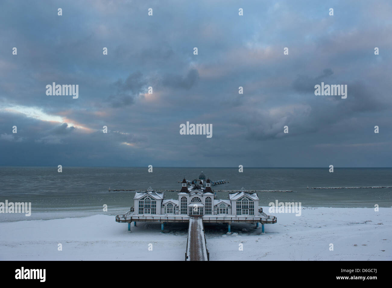 Sellin Pier steht am Strand Ostsee auf Insel Rügen in Sellin, Deutschland, 10. Februar 2012. Es wurde das Wahrzeichen der Stadt singen 1906 und es wurde durch schwere Eisschollen 1942 zerstört. 1997 wurde die 393 Meter lange Pier mit ein paar Restaurants und Cafés umgebaut. Das Restaurant bleibt bis auf weiteres geschlossen wegen versicherten Schäden. Foto: Stefan Sauer Stockfoto