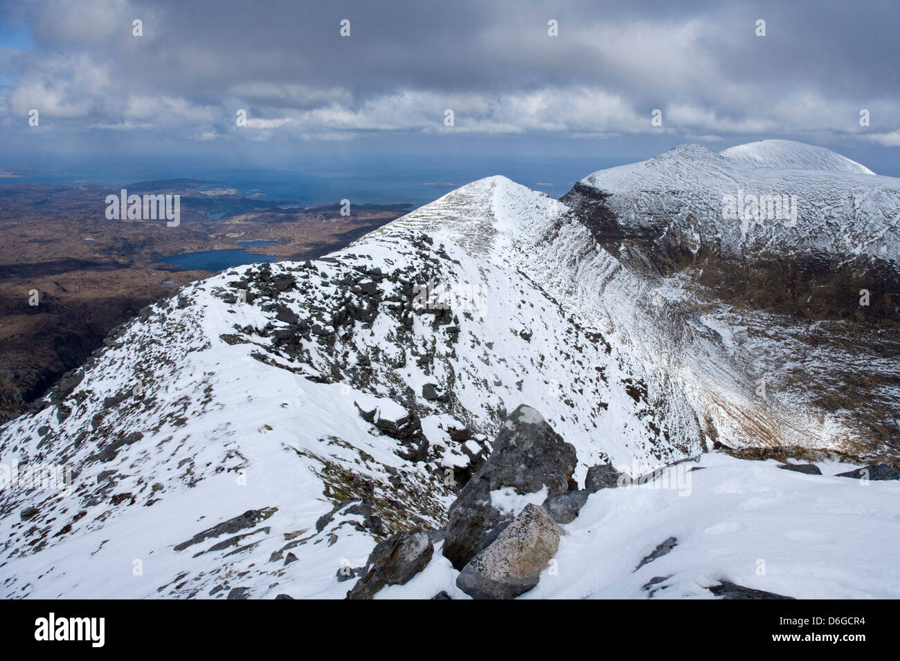 Blick nach Norden über den Verbindungsgrat vom oberen Rand der Corbett Quinag Spidean Coinich. Stockfoto