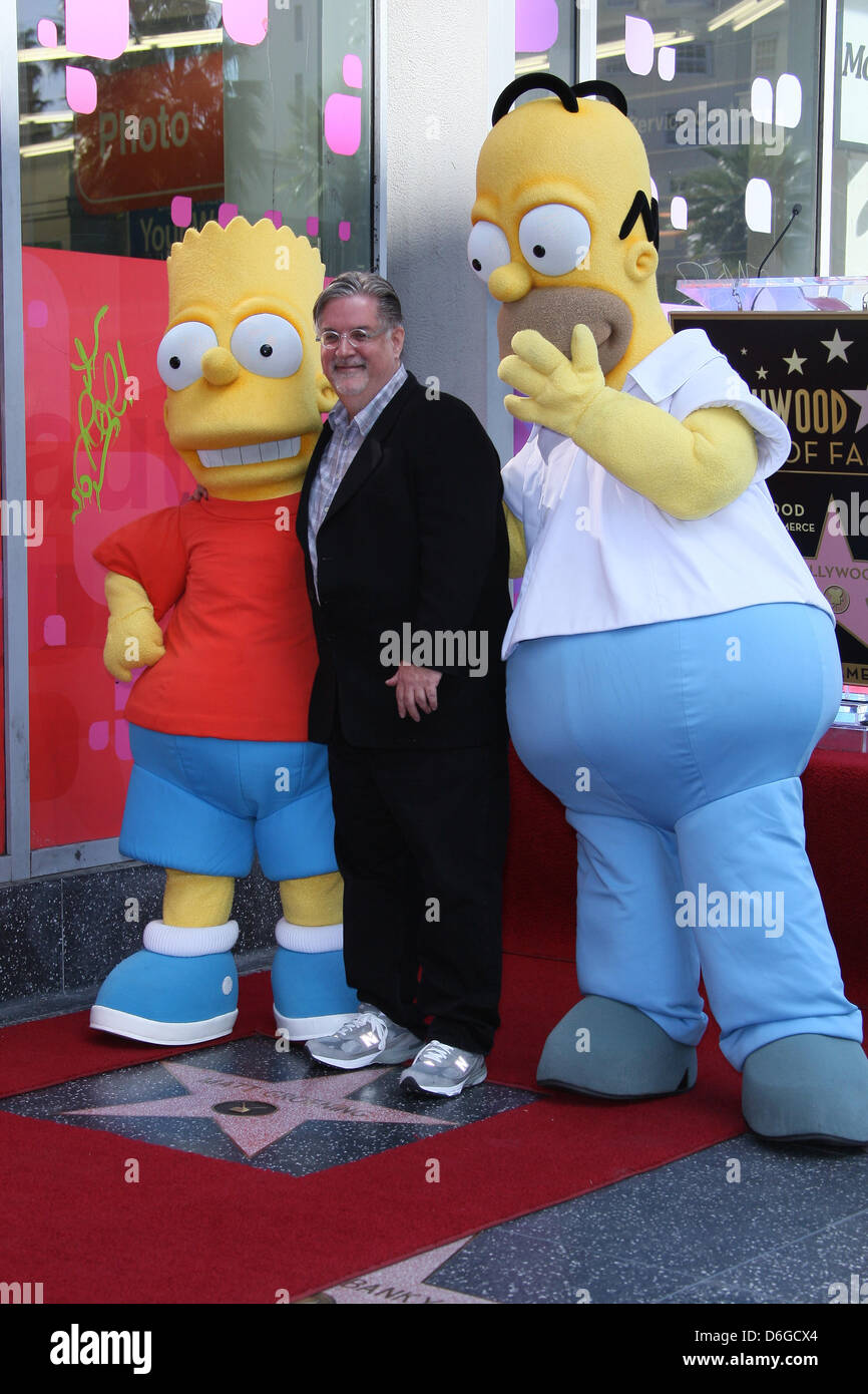 Schöpfer der tv-show The Simpsons, Matt Groening, und Kostüm Zeichen Bart  Simpson (l) und Homer Simpson (r) die Zeremonie Honorong Gröning mit einem  neuen Stern auf dem Hollywood Walk Of Fame am