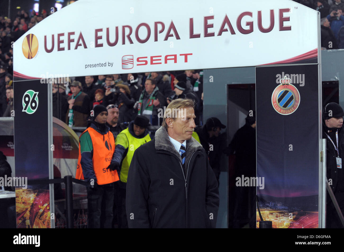 Brugge Trainer Christoph Daum in der Europa League Runde der 32 ersten Bein-Fußballspiel zwischen Hannover 96 und FC Brügge in der Hannover-Arena in Hannover, Deutschland 16. Februar 2012. Foto: Peter Steffen Dpa/lni Stockfoto