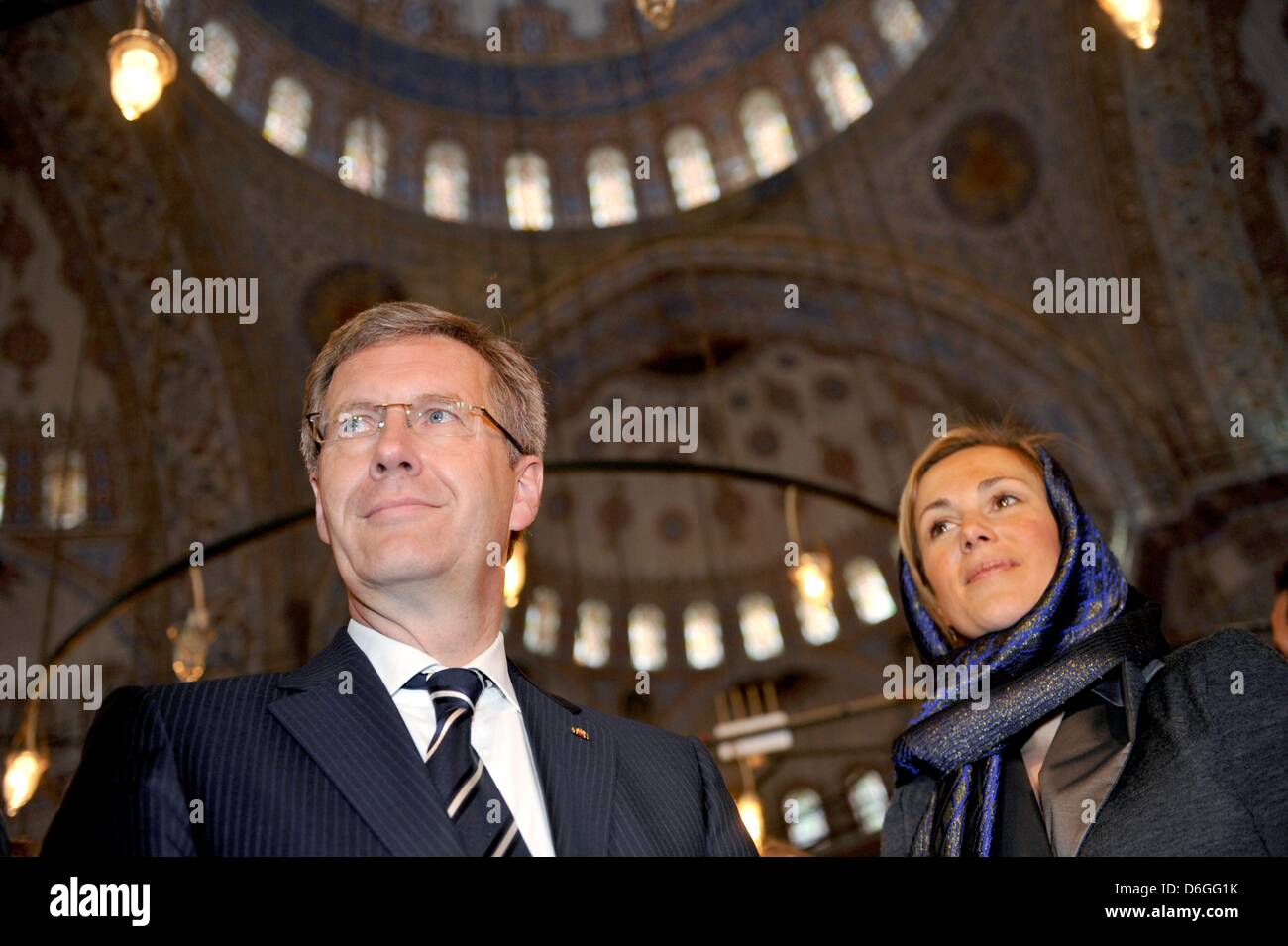 Datei - datiert eine Datei Foto 22. Oktober 2010 zeigt der deutsche Bundespräsident Christian Wulff und seine Frau Bettina Besuch der blauen Moschee in Istanbul, Türkei. Wulff ist als Bundespräsident auf Freitag, 17. Februar 2012 zurückgetreten. Foto: RAINER JENSEN Stockfoto